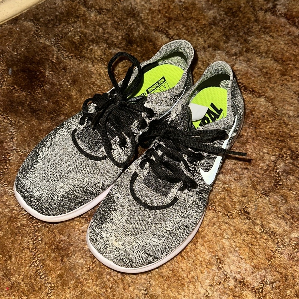 womens size 7 nike sneakers